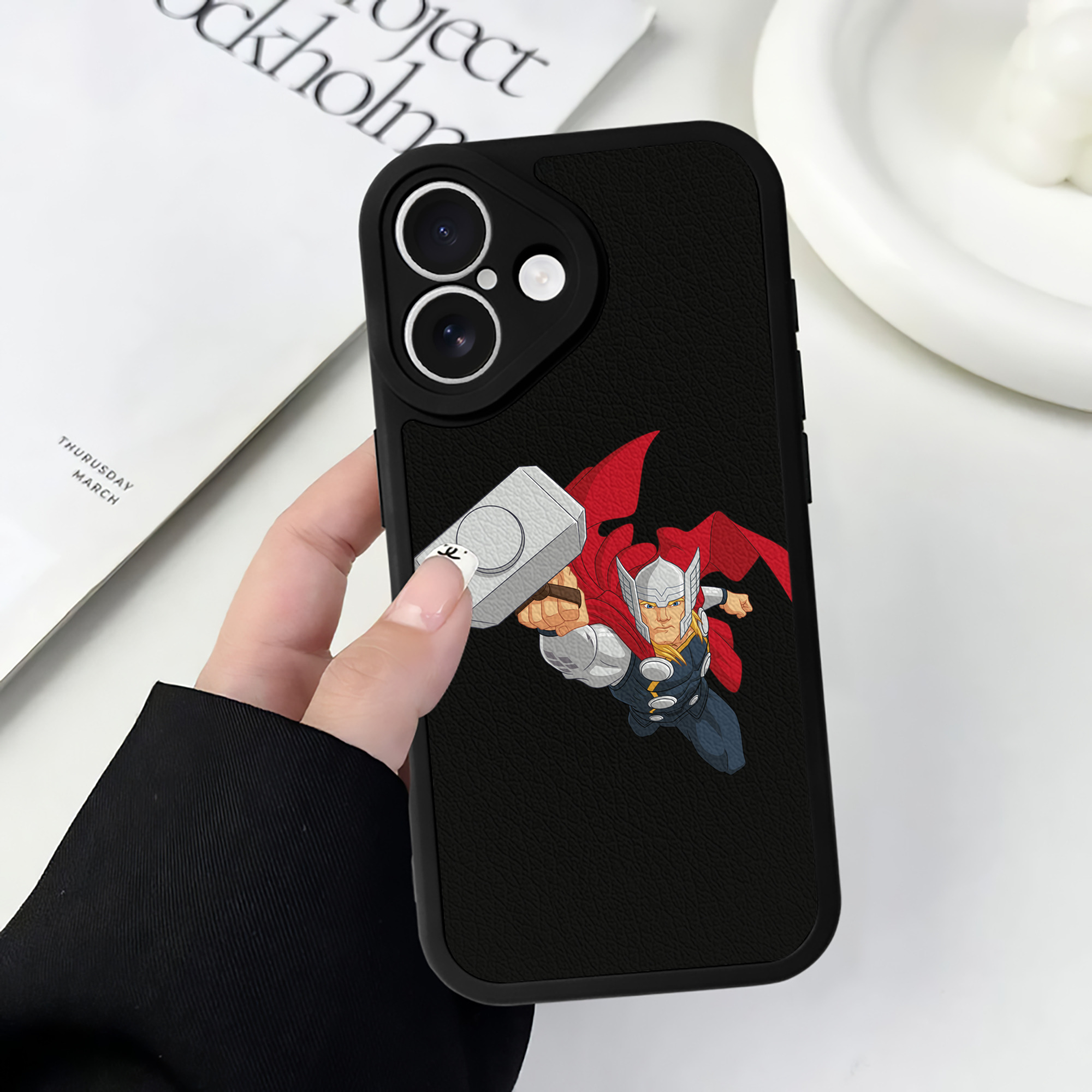 （画像用） アベンジャーズ The Avengers 【iPhone 16シリーズ対応】シリコンスマホケース（レザー調） 材質：シリコン